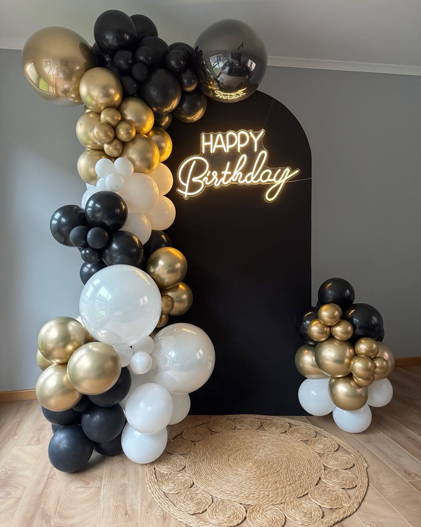 Negro, dorado y blanco… combinación perfecta para una celebración inolvidable👌 Cada detalle cuenta , y nosotros lo hace…